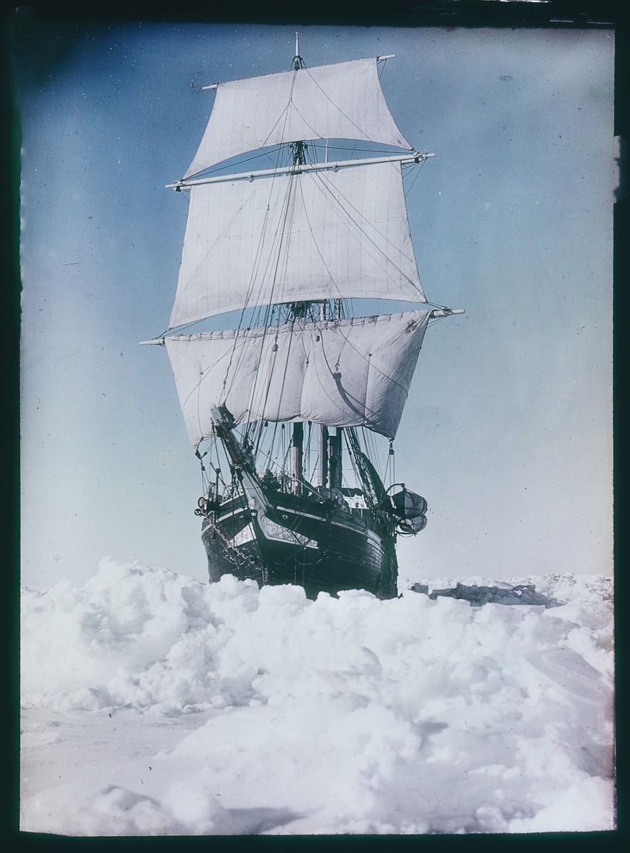 «Эндьюранс» показан с поднятыми прямыми парусами за четыре дня до того, как он застрял во льдах 18 января 1915 года.
Фотография из коллекции «История и искусство», Alamy Stock Photo