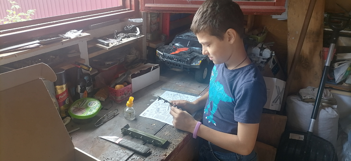 Костя у меня в дачной мастерской