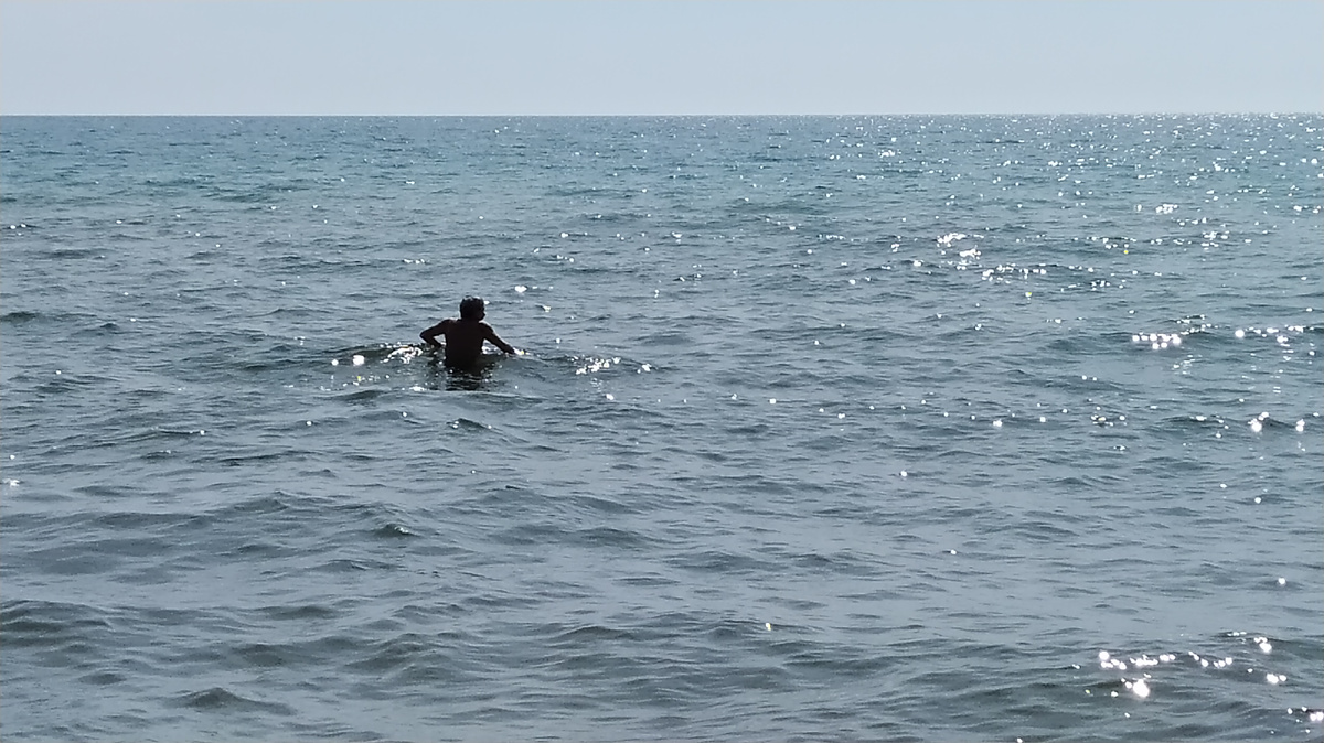 Вода теплая ,когда окунешься.Но заходил Миша с воду не совсем храбро)))