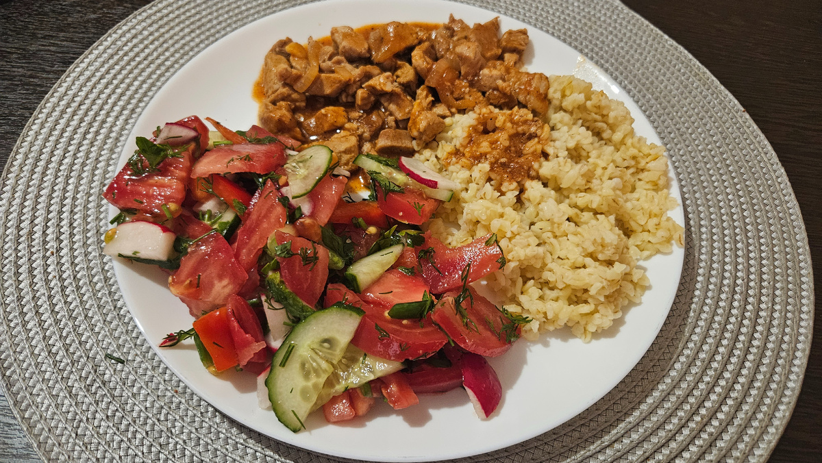 Гуляш, булгур, салат.