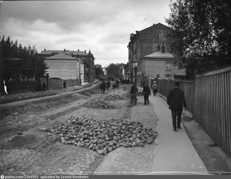 Прокладка трамвайных путей на улице Старая Божедомка (улица Дурова). С правой стороны виден брандмауэр стены доходного дома №12. Ныне от всего, что мы видим на фотографии, осталась только линия путей.