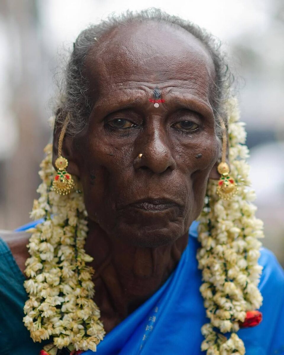 Что-то в возрасте невеста-то. Кстати, украшения из живых цветов жасмина. Очень популярны именно на юге Индии