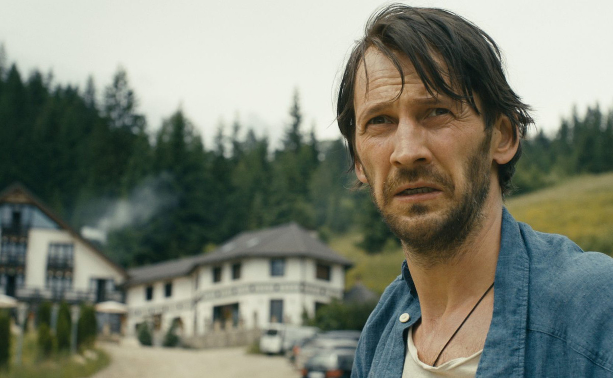 Кадр из фильма «Neidentificat». Режиссер: Богдан Джордж Апетри. Производство: Centrul National al Cinematografiei (CNC), Cineart Production, Eurimages, Fantascope Films, Societatea Româna de Televiziune, Tasse Film