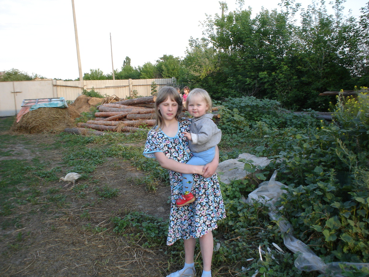 Я и двоюродная младшая сестра (на фоне мои двоюродный брат и родная сестра)