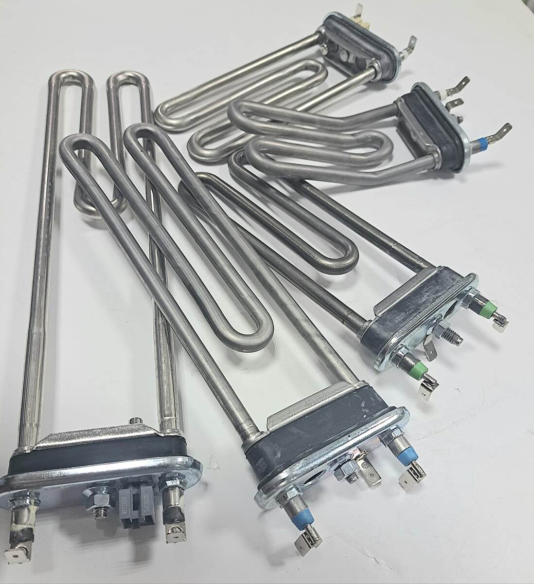 ТЭН (трубчатый электронагреватель) - это устройство, которое используется для нагрева различных сред, таких как воздух, жидкости или твёрдые тела. ТЭНы применяются в различных приборах и оборудовании, включая водонагреватели, электрические плиты, сушильные камеры, стиральные машины. 