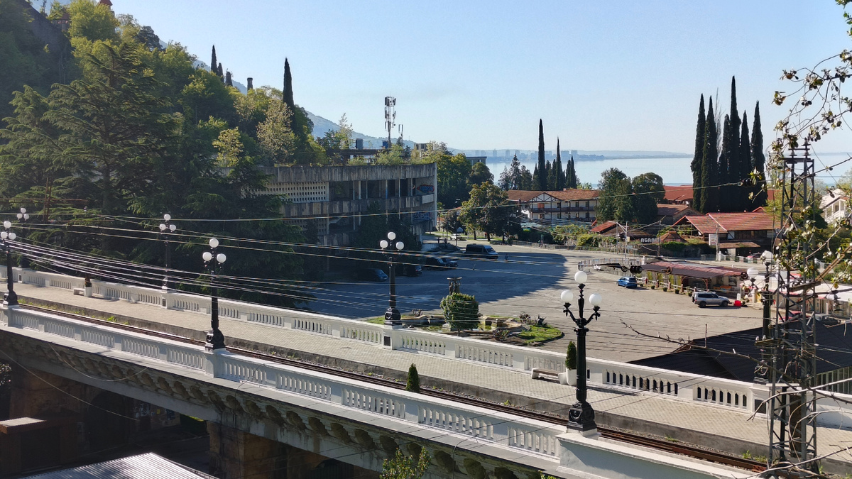 Вид на площадь Гагарина и здание бывшего ТЦ Жоэквара с железнодорожной станции Абаата. Май 2025. Фото автора.