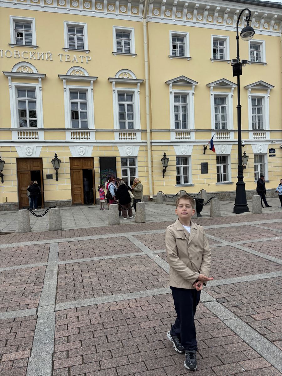 Фото автора. Петя считает, что на балет надо идти по-балетному ))