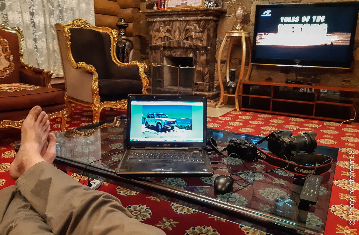 Вот так я здесь обустроился и несколько минут тому назад перекидывал фото первого дня путешествия вдоль границы с Афганистаном на ноутбук