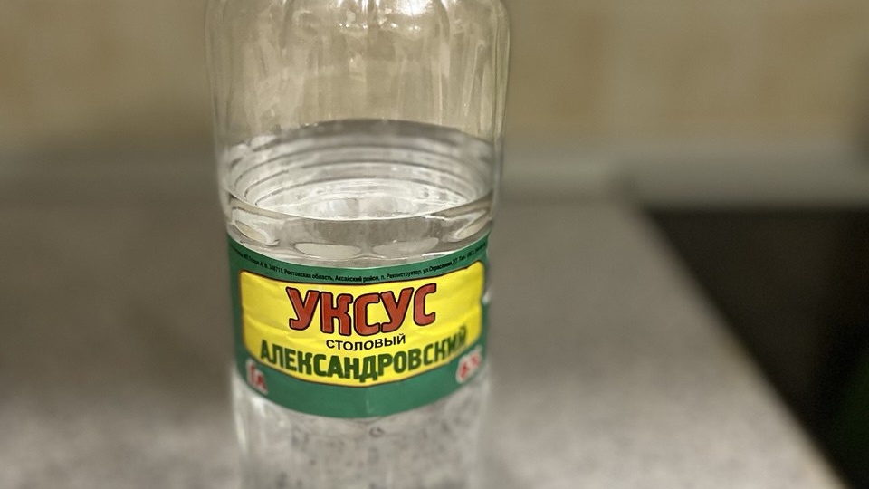 Многие хозяйки так делают - и даже не подозревают, чем это грозит. Уксус и отбеливатель в одной ёмкости -это химическая ловушка