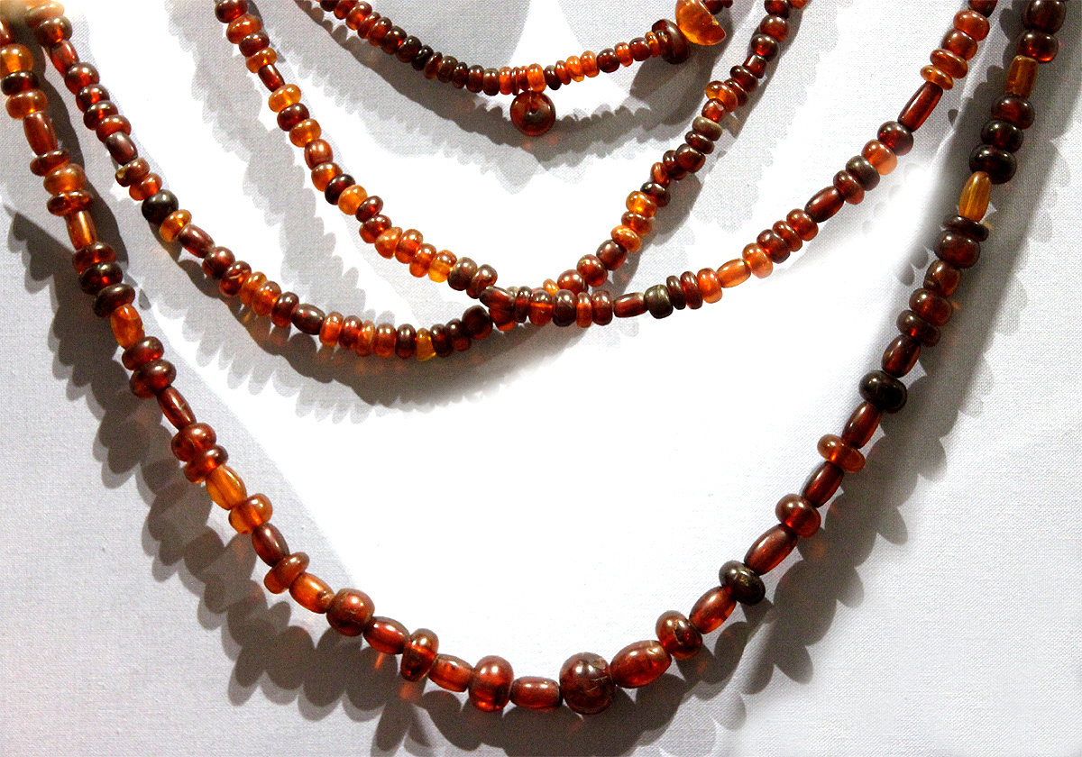 Янтарные бусы из болотного клада эпохи поздней бронзы, Ирландия.