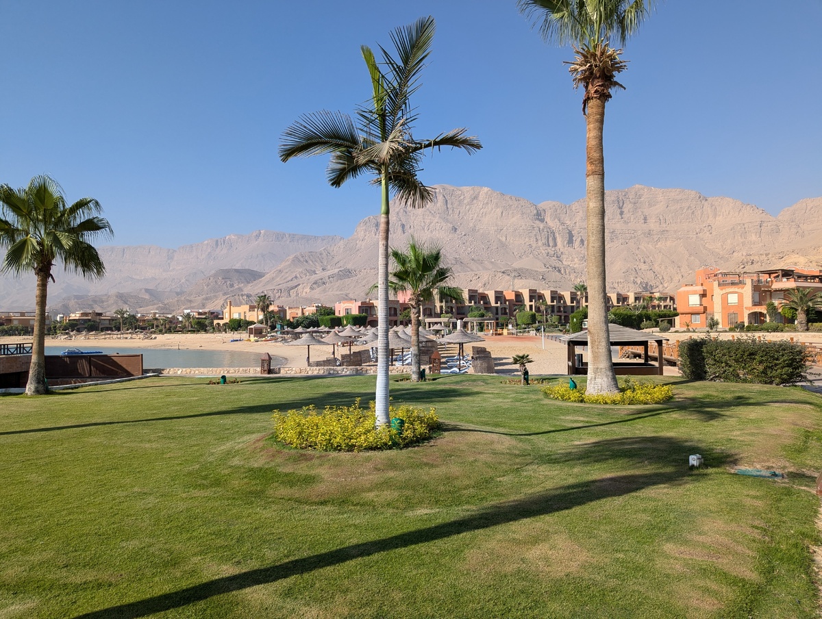 Территория отеля и горы