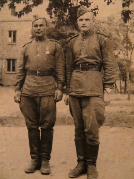 P.S. На фото слева мой дед.