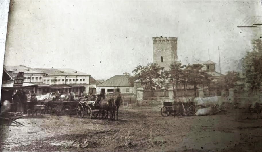 Водоподъемная башня на Привозной площади в Херсоне. Источник oboi.cc