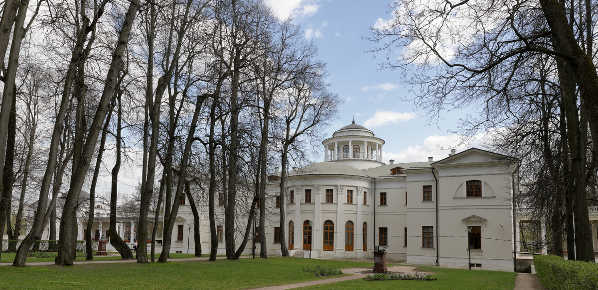 Остафьево. Усадебный дом, вид из парка. В центре здания арочные окна Овального зала