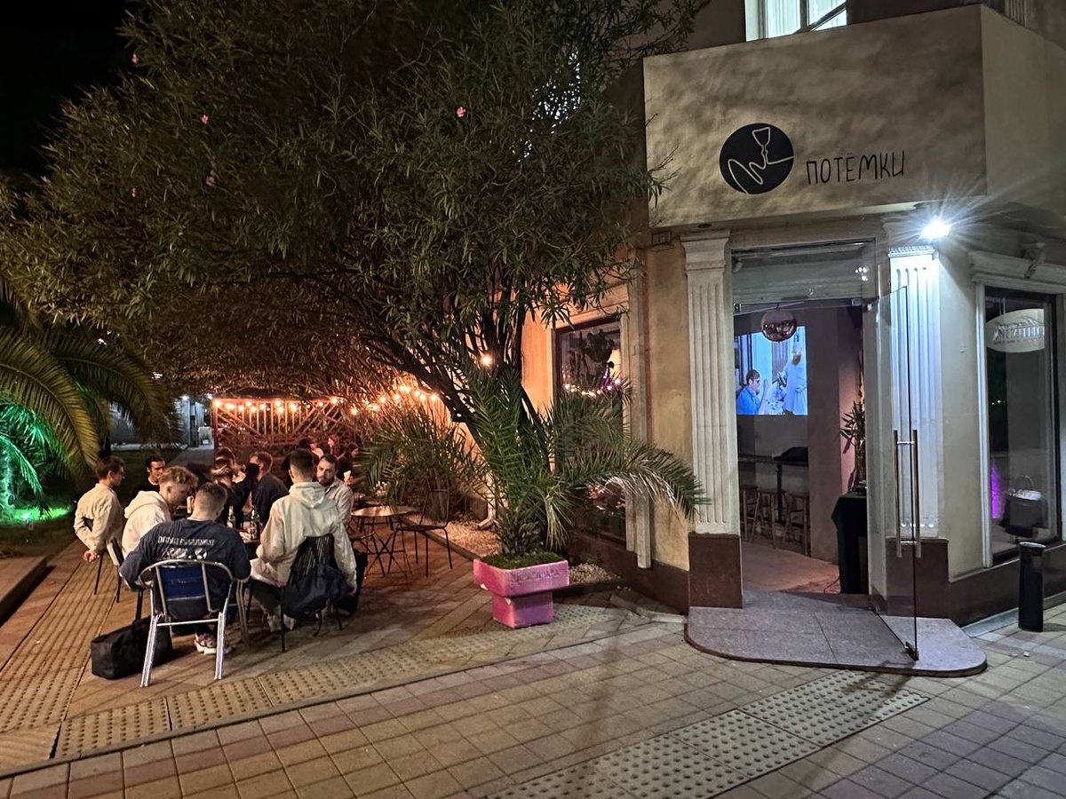 Рюмочная «Потёмки» находится недалеко от морвоещпоа по адресу Курортеый пр-т , 19/4