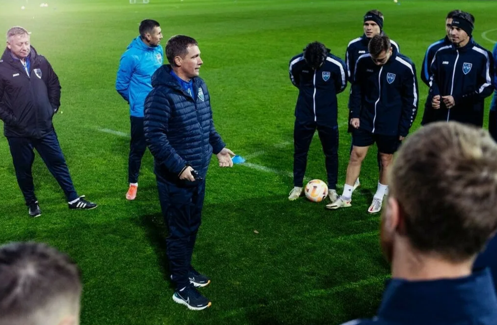 Команда Виктора Гончаренко не смогла сохранить прописку в РПЛ по спортивному принципу, но продолжит выступления в элитном дивизионе. Фото: соцсети