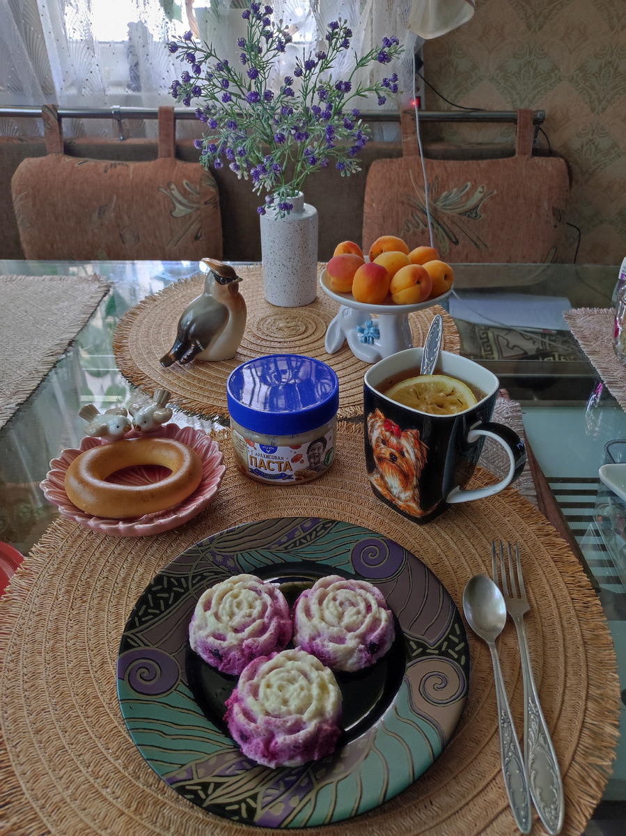 Ленивые вареники, баранка с арахисовой пастой, чай с лимоном