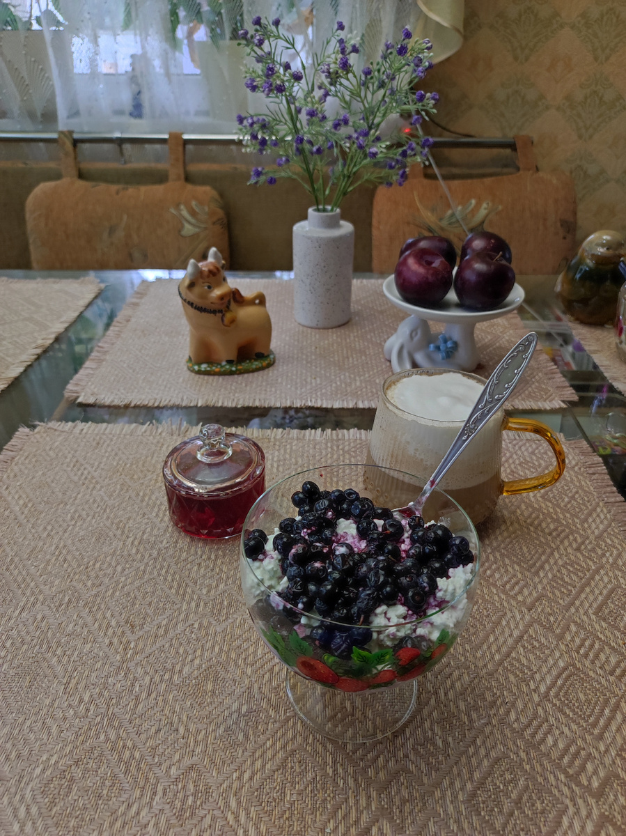Творог с черникой и вареньем, капучино