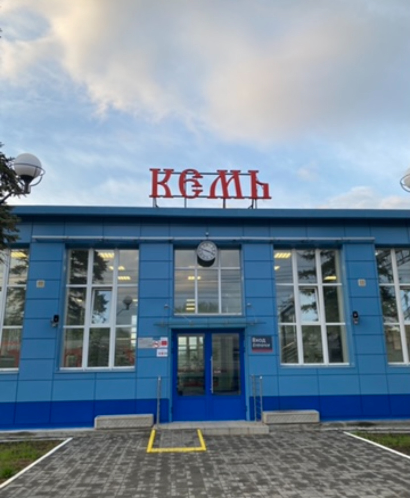 Железнодорожный вокзал г. Кемь. Фото автора.