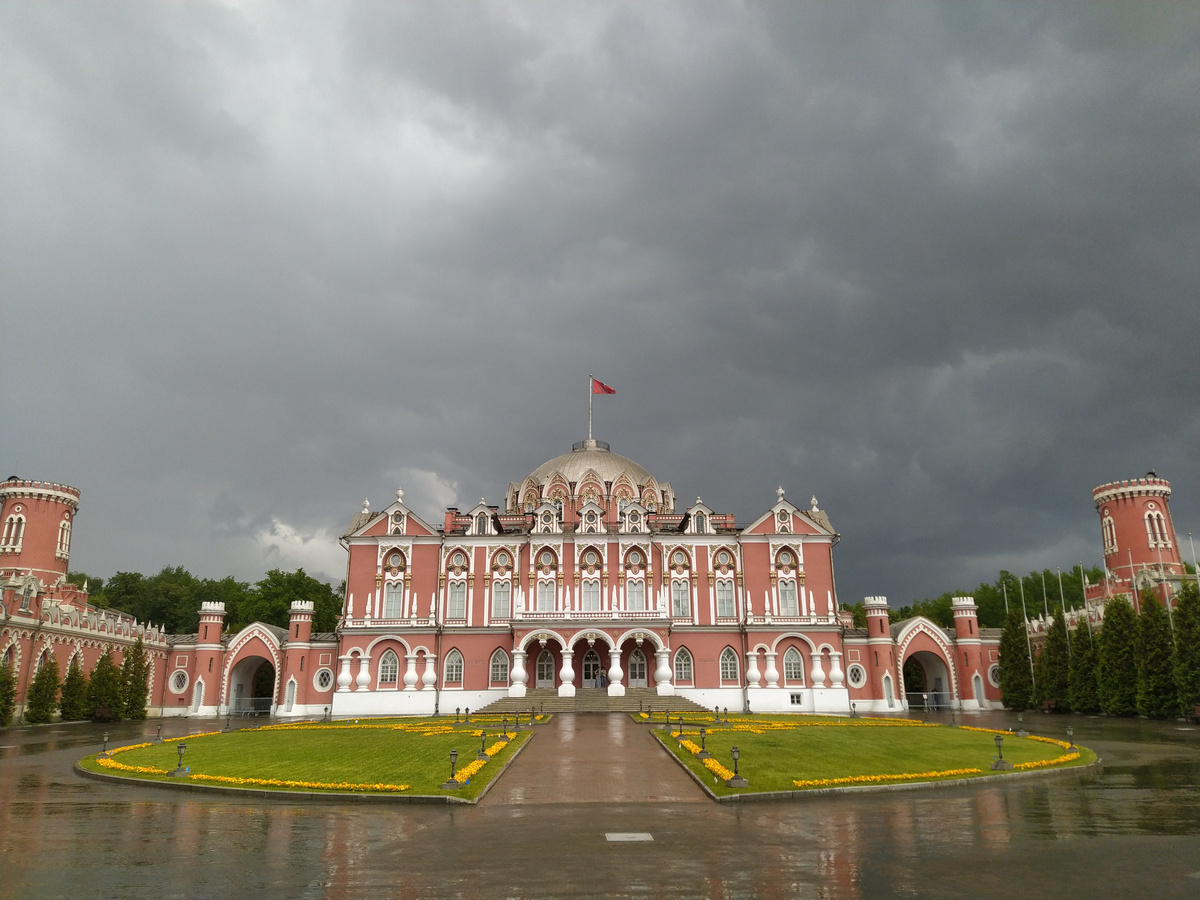 Петровский путевой дворец, где проходит выставка Гохрана