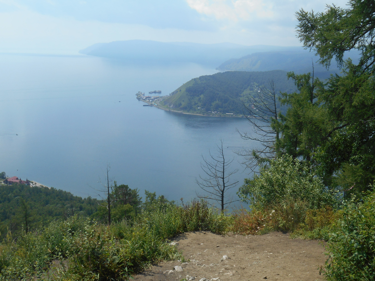 Листвянка. Вид на порт Байкал, шаман-камень и исток Ангары. Фото (С) Илона Якимова 2024