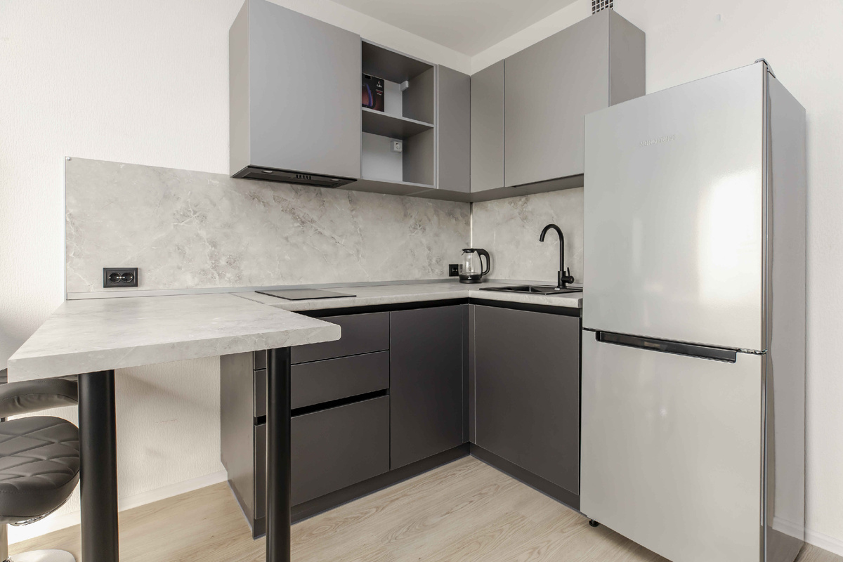 Угловая кухня с барной стойкой