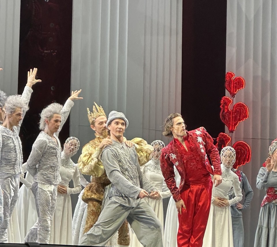 Иван (Владислав Лантратов) и Конюший (Иван Поддубняк). Балет «Конек-горбунок» на сцене Большого театра. Фото автора. 