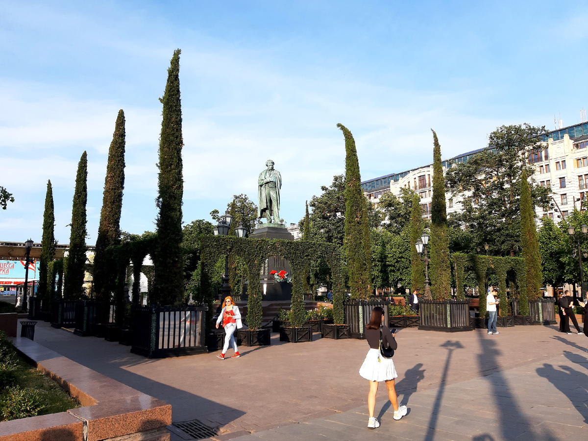 Лето 2025 в Москве. Фестиваль «Сады и цветы». А.С. Пушкин в окружении кипарисов.