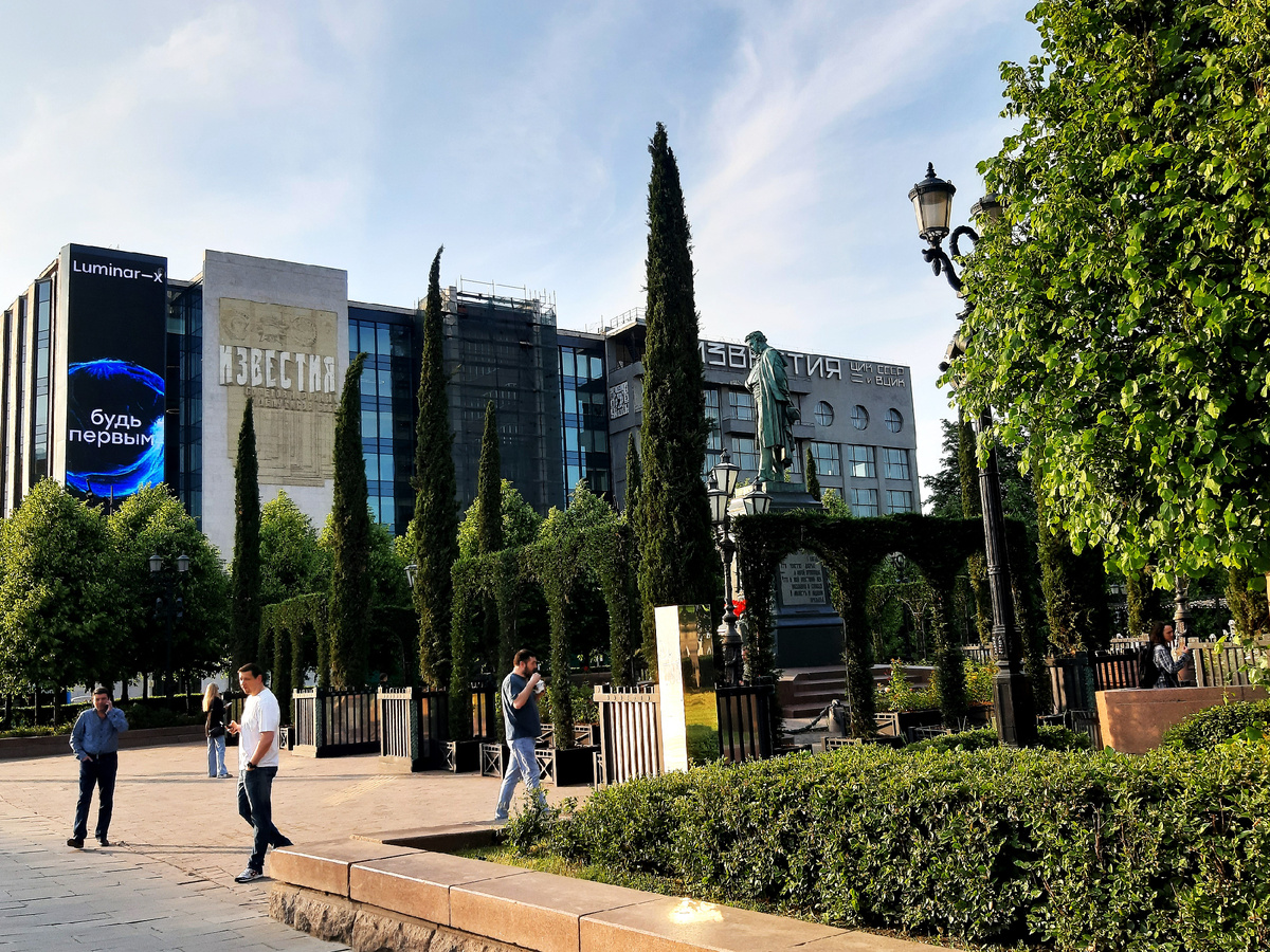 Лето 2025 в Москве. Фестиваль «Сады и цветы». А.С. Пушкин в окружении кипарисов.