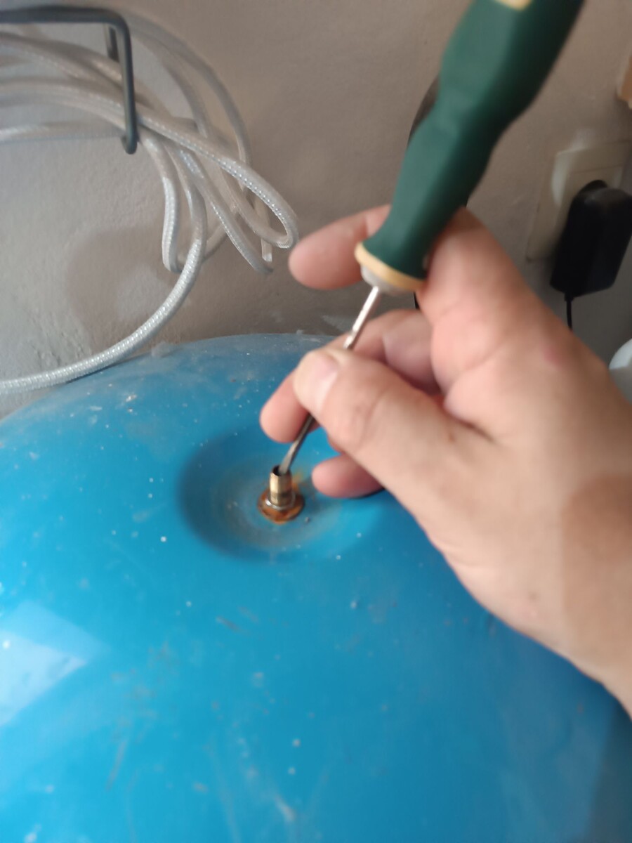 Надо надавить на золотник и посмотреть что пойдет - вода или воздух