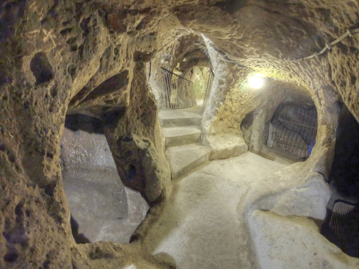 Коридоры Деринкую — крупнейшего известного подземного города в Каппадокии. Источник: Wikimedia Commons. Автор: Nevit Dilmen. Лицензия: CC-BY-SA 4.0.