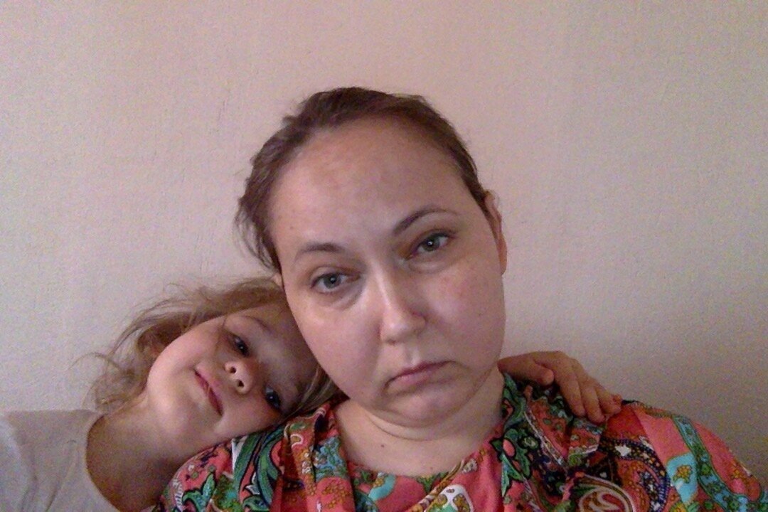 На фото я в 2015, после больницы, где лежала с некрозом в мозжечке и отеком мозга. Варе почти 5. Она не узнала меня. Я изменилась до неузнаваемости и ей пришлось заново ко мне привыкать.