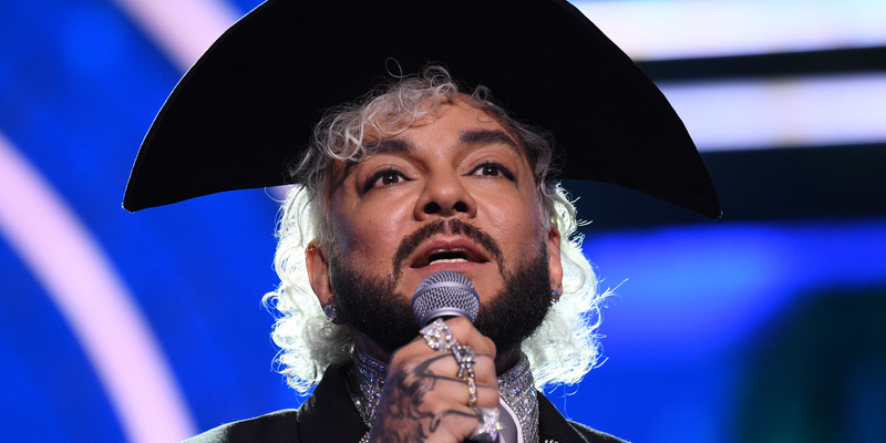 Киркоров оказался в центре обсуждений после того, как получил ожог руки на концерте в Санкт-Петербурге — по вине неисправной пиротехники.