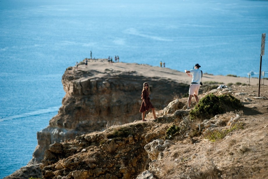 Крым остаётся одним из самых бюджетных направлений для поклонников пляжного отдыха в России. | Фото: Наталья Чернохатова/Octagon.Media