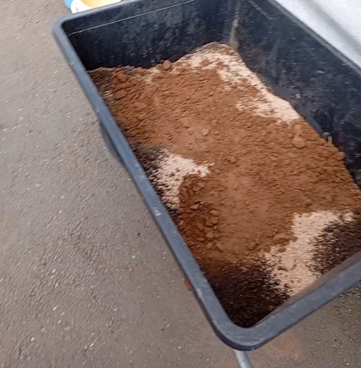 Земля, песок, вермикулит горшок наполнит в миг) 