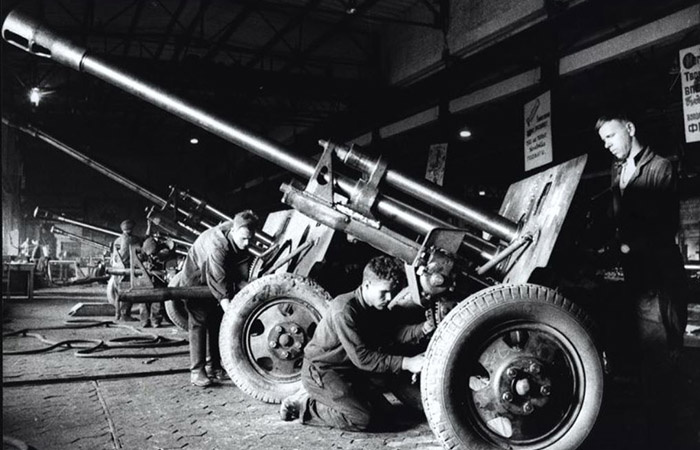 На заводе./ Фото: smolbattle.ru