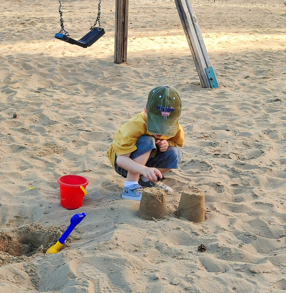 Собственно, одно из любимых занятий Яна — строить песочные замки и разрушать их. 