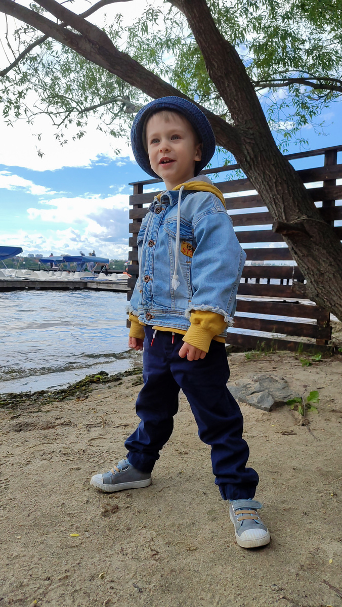 Одно из лучших мест для долгих прогулок — парк «Дельфин». Чисто. Спортивно-игровые комплексы в отличном состоянии. Много воздуха и простора. И даже немножко моря) 