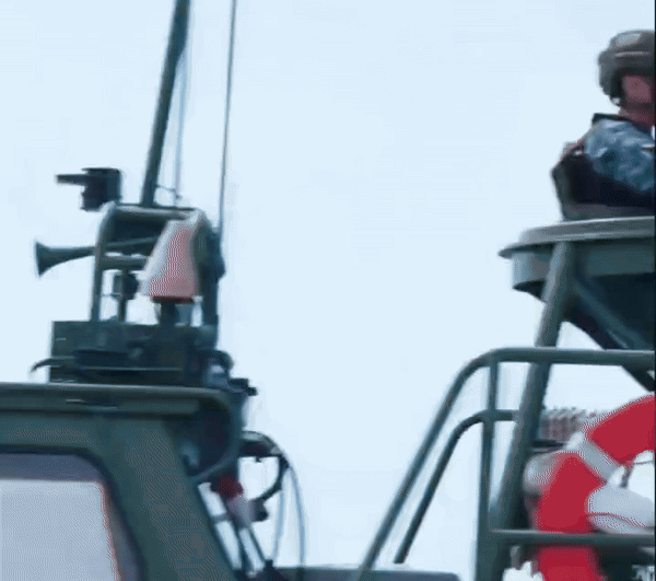    На днях впервые на украинских катерах были замечены складные "мангалы" и сети для защиты от ударов БПЛА-камикадзе. Неужели наши FPV-дроны начали долетать до устья Дуная? Или украинцы планируют встретиться с ними в другом месте? Источник: ТГ-канал "Военный Обозреватель".