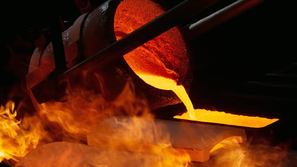 Приспособившись к режиму санкций, российские металлурги столкнулись с проблемами неблагоприятной рыночной конъюнктуры и госрегулирования.📷Фото: Александр Манзюк / Коммерсантъ