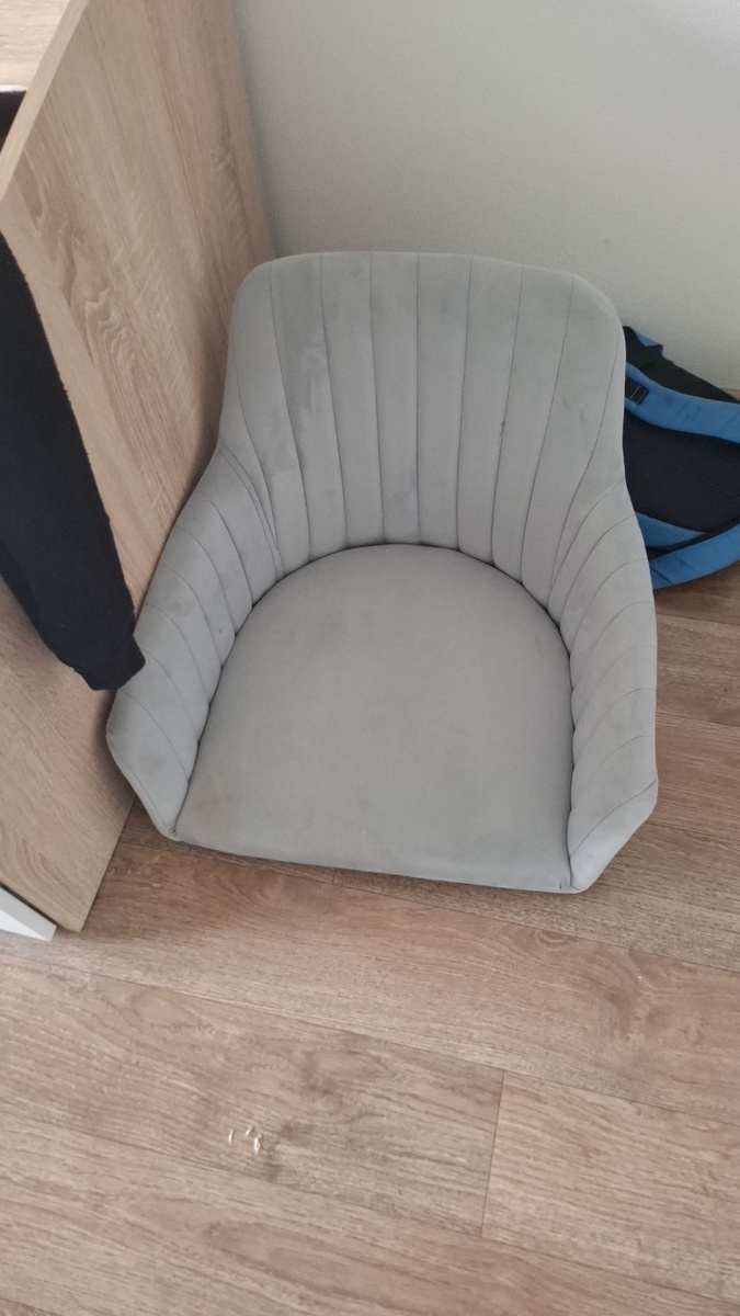 Кресло отдельно, ножка от него отдельно