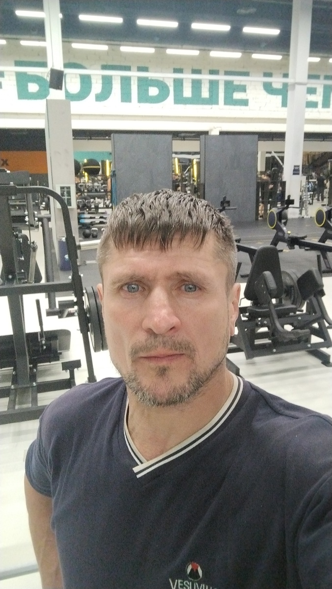 Автор канала пьёт очень много молока и в свои 53 года выглядит и работает достаточно неплохо. 