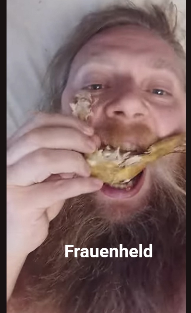 Красавчик Евгений Тепляков кушает курицу 