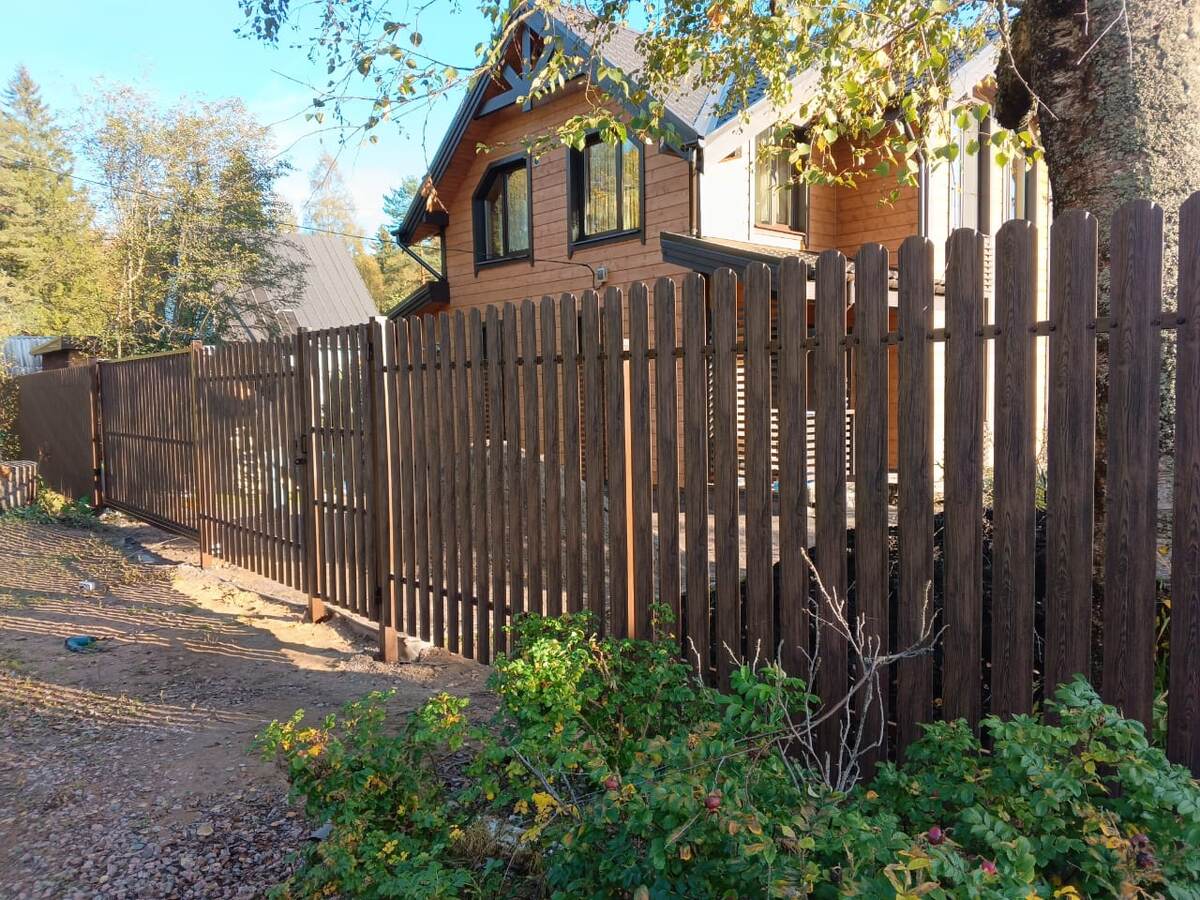 Евроштакетник с древесным принтом. Наша работа