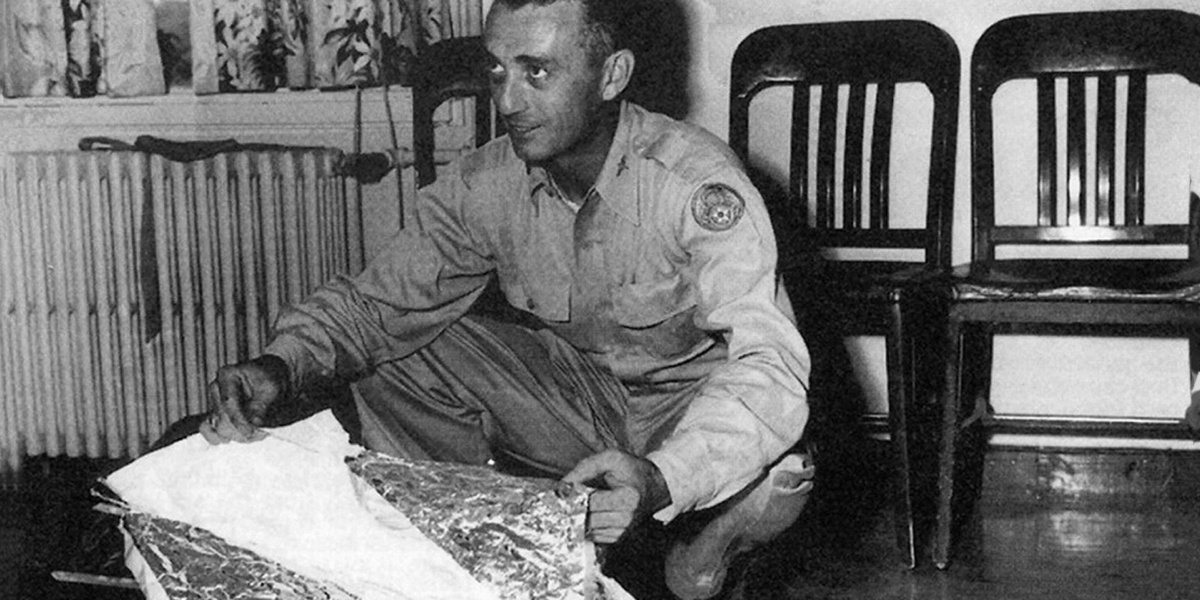 Розуэлльский инцидент
Городская легенда о крушении неопознанного летающего объекта близ города Розуэлл в штате Нью-Мексико, США в июле 1947 года.