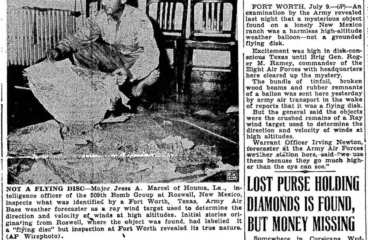 Джесси Марсель, начальник разведки, который изначально расследовал и обнаружил часть обломков НЛО в Розуэлле, изображённых в газете 1947 года, где сообщалось об инциденте в Розуэлле.

Архив всеобщей истории /Getty Images