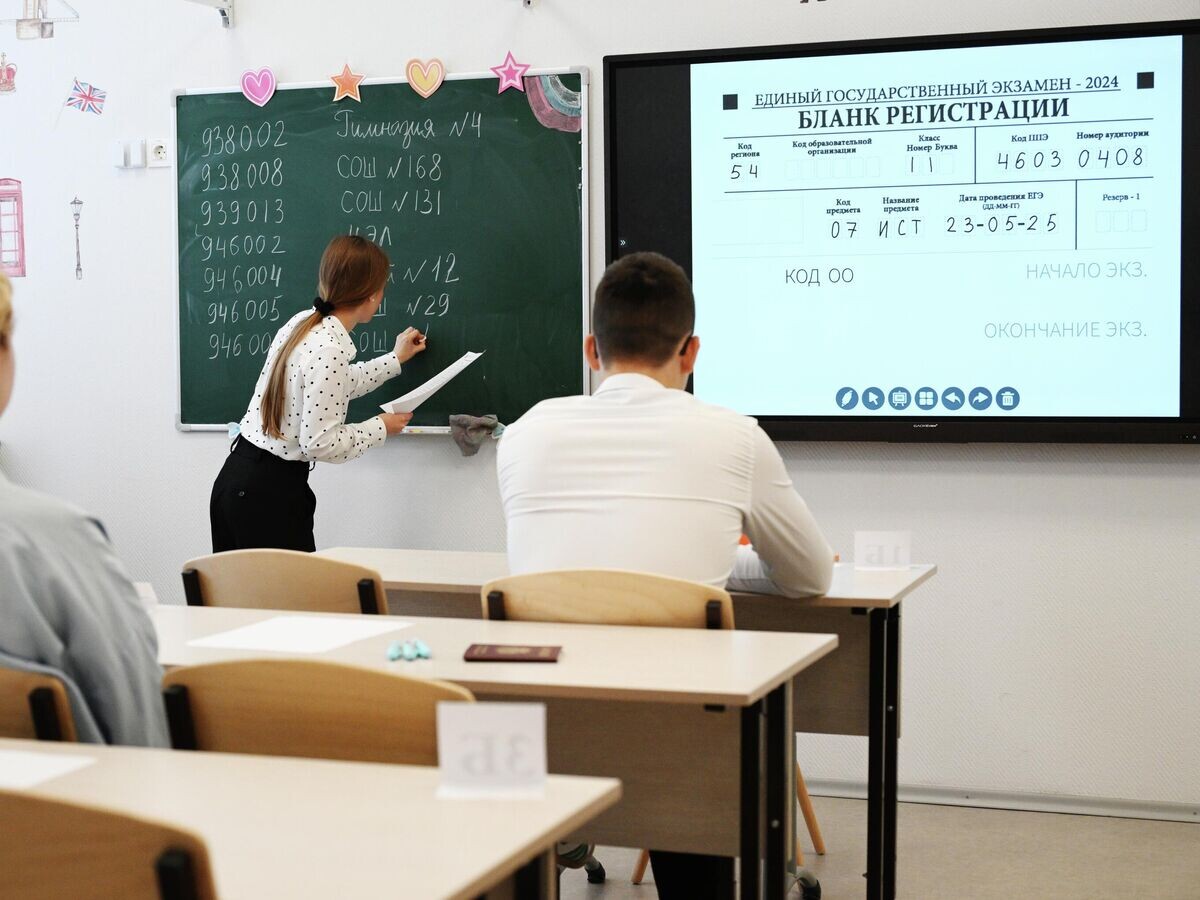    Ученики 11-х классов перед началом ЕГЭ по литературе и истории © РИА Новости / Александр Кряжев