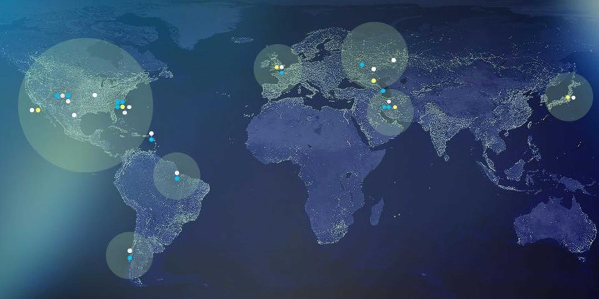 Это началось в 1940-х годах, рядом с объектами по разработке атомной бомбы. В последнее время что-то преследует ударные группы атомных авианосцев.