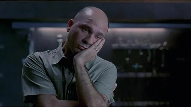 "И что мне с тобой делать, женщина в красном?"