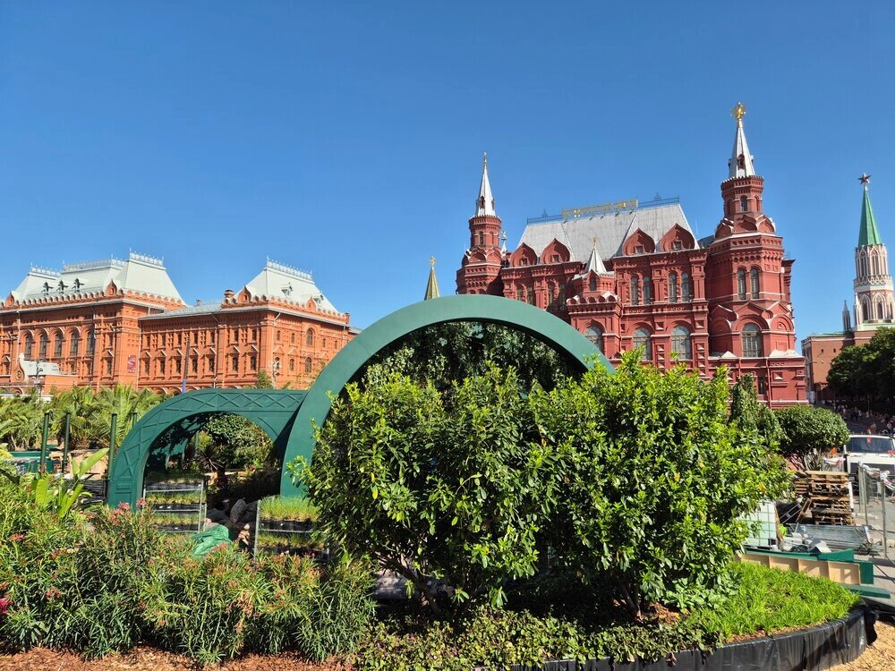    Для комфортного отдыха предусмотрены лаунж-зоны с лавочками и навесами из натуральной зелени. Фото: Агентство городских новостей «Москва»/ Денис Воронин